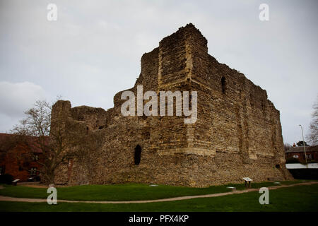 Dicembre 2015 - rovine del castello di Canterbury, Kent, Regno Unito; uno dei primi castelli fondata da William il Conquistatore dopo l'invasione in Inghilterra nel 1066 Foto Stock