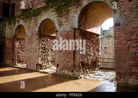 Febbraio 2016 - rovine del Castello di Kenilworth, UK; essa ha svolto un importante ruolo storico ed è stato oggetto di il più lungo assedio nella storia inglese Foto Stock