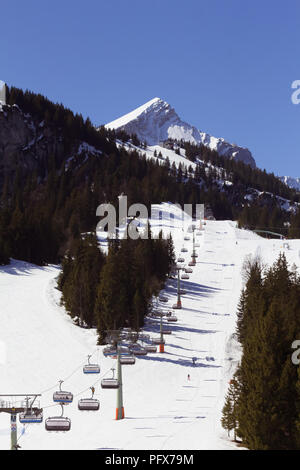 Garmisch-Partenkirchen, Germania - 7 Aprile 2018 - ski lift su un pendio di montagna in un popolare tedesco ski resort dove Giochi Olimpici Invernali ha avuto luogo in Foto Stock