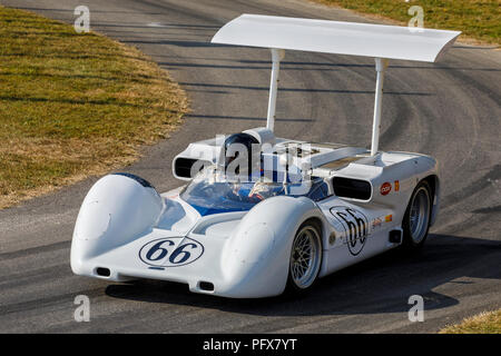 1966 Chaparral-Chevrolet 2E Can-Am racer con autista Kai Anderson al 2018 Goodwood Festival of Speed, Sussex, Regno Unito. Foto Stock