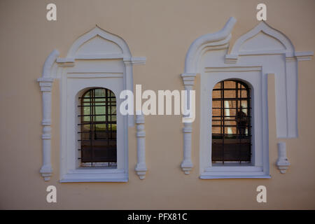 Windows nella parete di 900 anni vecchio edificio di San Giorgio (Yuriev) monastero di Novgorod la Grande (Veliky Novgorod, Russia Foto Stock