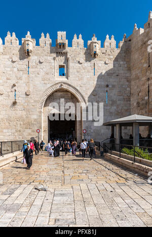 Israele, Gerusalemme - 16 Agosto 2018 : Damasco gate - uno dei sette principali cancelli aperti in Gerusalemme la città vecchia di pareti Foto Stock