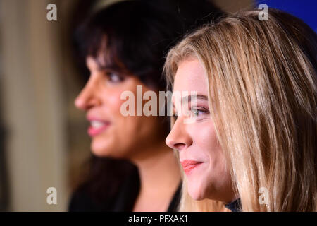 Chloe Grace Moretz (destra) e Direttore Desiree Akhavan frequentando il Miseducation di Cameron Post screening di gala presso la centrale di Picturehouse a Londra. Foto Stock