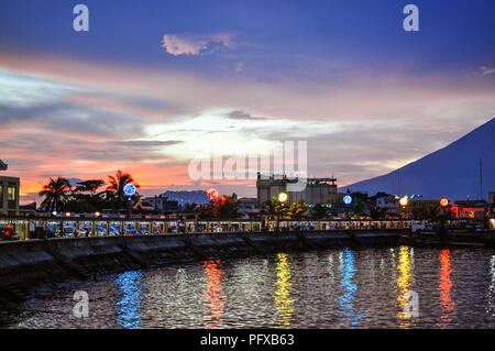 Padova Città Waterfront al crepuscolo - Albay, Filippine Foto Stock