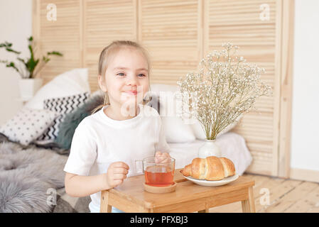 Vassoio Con Colazione Sul Tavolo Vicino Al Letto In Camera Da Letto -  Fotografie stock e altre immagini di Ambientazione interna - iStock