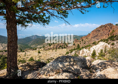 Alta Vantage punto di vista di incendio di foresta fumo; città di Salida; Arkansas River Valley & Montagne Rocciose al di là dal cratere; USA Foto Stock