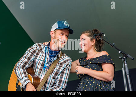 Cantautori Scott Cook e Coco Love Alcorn a Canmore Folk Music Festival, Canmore, Alberta, Canada. Foto Stock