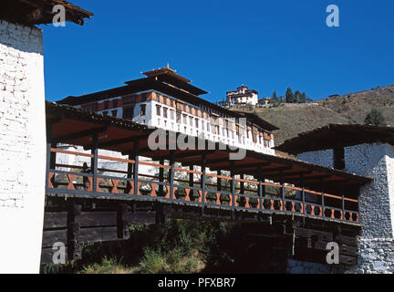 Ricostruito il ponte tradizionale attraverso Paro Chhu river di Rinpung Dzong nel distretto di Paro, Bhutan Foto Stock