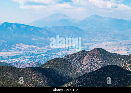 Forest incendio fumo; alto punto panoramico vista di Salida; Arkansas River Valley & Montagne Rocciose al di là dal cratere; USA Foto Stock