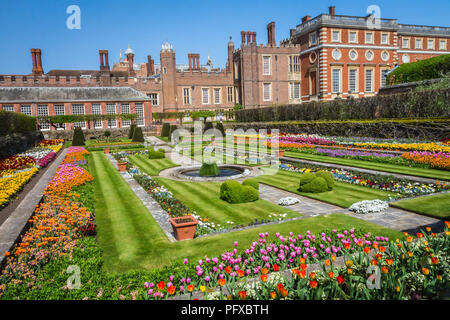 Hampton Court Palace, Richmond, London, Regno Unito - 22 Aprile 2018 - giardini del palazzo Foto Stock