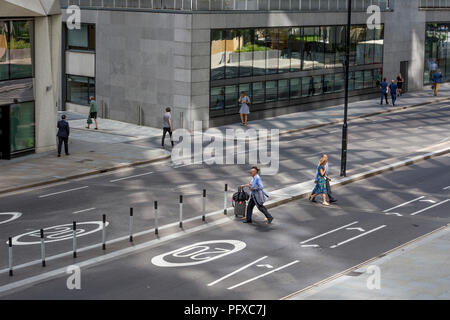 Pedoni cross London Wall, il sito di La Romana originale cinta fortificata del loro insediamento Londinium - ora conosciuta come la città di Londra, capitale del distretto finanziario, il 21 agosto 2018, a Londra, in Inghilterra. Foto Stock