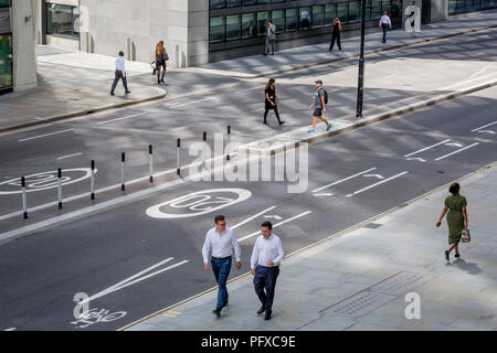 Pedoni cross London Wall, il sito di La Romana originale cinta fortificata del loro insediamento Londinium - ora conosciuta come la città di Londra, capitale del distretto finanziario, il 21 agosto 2018, a Londra, in Inghilterra. Foto Stock