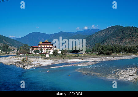 Punakha Dzong alla confluenza del Mo Chhu e Pho Chhu fiumi in Punakha valley, Bhutan Foto Stock