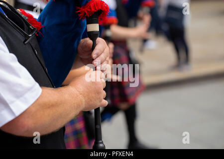 L'uomo la riproduzione di cornamuse, tradizionale scozzese pipe band Foto Stock