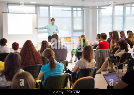 Altoparlante dando la presentazione sulla conferenza di business. Foto Stock