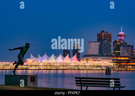 Harry Jerome statua e downtown skyline di Vancouver, Vancouver, British Columbia, Canada Foto Stock