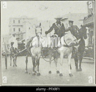 Questa immagine cattura un momento da un carnevale cubano, con la Regina del Carnevale in una tradizionale volanta, una carrozza a due ruote trainata da un cavallo. Il veicolo era comunemente usato su strade strette e rurali a Cuba durante il periodo. Foto Stock