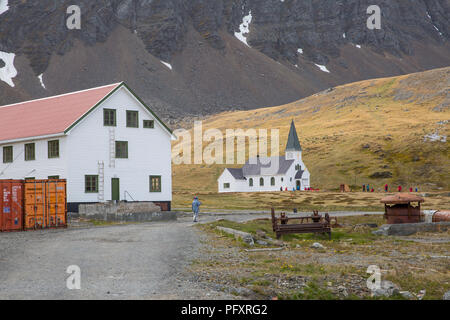 Un vecchio villaggio di pescatori nelle montagne dell'Antartide con vecchie case Foto Stock