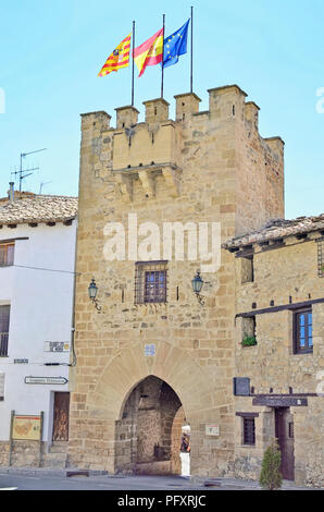 Porta di San Antonio, costruita nel XIV secolo. Medievale torre gotica. Rubielos De Mora. Una delle più belle spagnolo città turistica, in Teruel Foto Stock