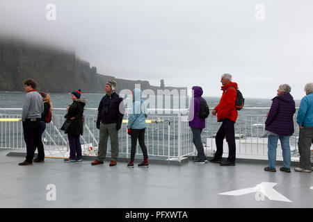 I passeggeri sui traghetti Northlink da Scrabster a Stromness con il vecchio uomo di Hoy, Orkney in background Foto Stock