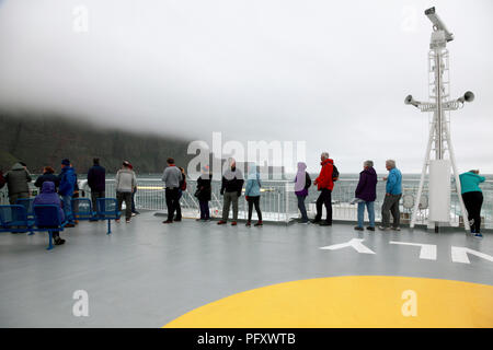 I passeggeri sui traghetti Northlink da Scrabster a Stromness con il vecchio uomo di Hoy, Orkney in background Foto Stock