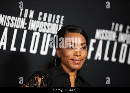 L'attrice Angela Bassett sul tappeto rosso prima di uno screening di missione impossibile Fallout un lo Smithsonian National Air & Space Museum il 22 luglio a Washington, DC. Foto Stock