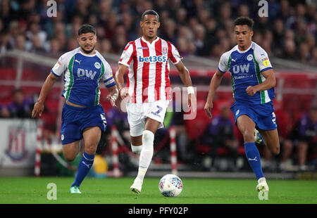 Stoke City's Tom Ince che fugge da Wigan Athletic's Sam Morsy (sinistra) e Antonee Robinson (a destra) durante il cielo di scommessa match del campionato a bet365 Stadium, Stoke. Foto Stock