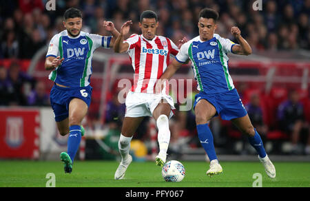 Stoke City's Tom Ince battaglie con il Wigan Athletic's Sam Morsy (sinistra) e Antonee Robinson (a destra) durante il cielo di scommessa match del campionato a bet365 Stadium, Stoke. Foto Stock