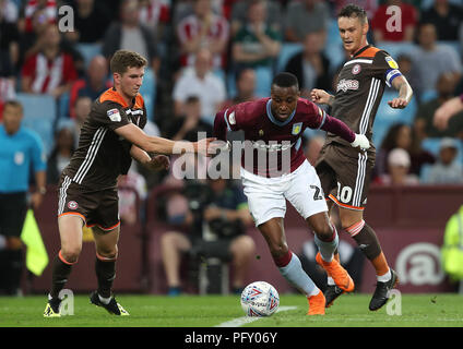 Aston Villa di Jonathan Kodjia (centro) e Brentford's Chris Mepham (sinistra) battaglia per la sfera durante il cielo di scommessa match del campionato a Villa Park, Birmingham. Foto Stock