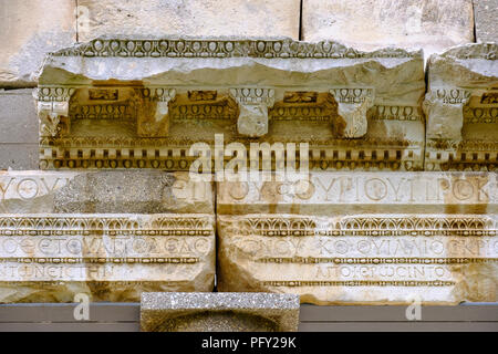 Epigrafi nel portale del Buleuterion, antica città Apollonia, Qarra Fier, Albania Foto Stock