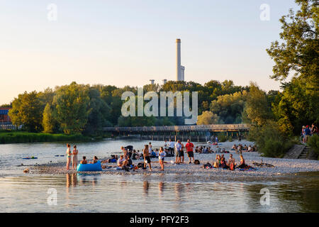 I giovani sulla ghiaia bank presso la banca di fiume, Isar a Flaucher, Flauchersteg, Thalkirchen, Monaco di Baviera, Baviera, Baviera Foto Stock