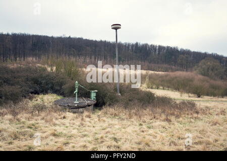La vecchia pompa con foresta sfrondato, penuria d acqua scarsità concept Foto Stock