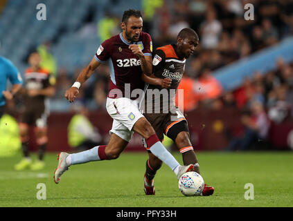 Aston Villa Ahmed Elmohamady (sinistra) e Brentford's Kamohelo Mokotjo battaglia per la sfera durante il cielo di scommessa match del campionato a Villa Park, Birmingham. Foto Stock