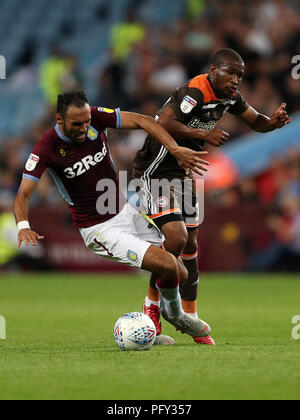 Aston Villa Ahmed Elmohamady (sinistra) e Brentford's Kamohelo Mokotjo battaglia per la sfera durante il cielo di scommessa match del campionato a Villa Park, Birmingham. Foto Stock