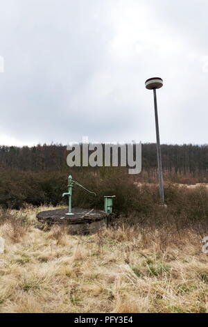 La vecchia pompa con foresta sfrondato, penuria d acqua scarsità concept Foto Stock