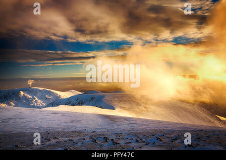 Cercando di fronte al Fairfield e Dollywagon Pike da Helvellyn nel distretto del lago, UK. Foto Stock