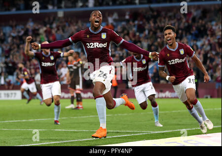 Aston Villa di Jonathan Kodjia (centro) punteggio celebra il suo lato il secondo obiettivo del gioco durante il cielo di scommessa match del campionato a Villa Park, Birmingham. Foto Stock