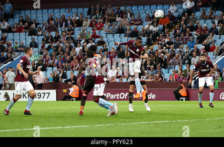 Aston Villa di Jonathan Kodjia (centro) punteggi al suo fianco il secondo obiettivo del gioco durante il cielo di scommessa match del campionato a Villa Park, Birmingham. Foto Stock