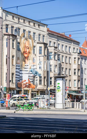 Urban scene di strada con la street art graffiti su una facciata di edificio in Schoenhauser Allee in Berlin Mitte district estate 2018, Berlino, Germania Foto Stock