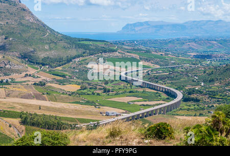 Vista panoramica del paesaggio circostante da Segesta, antica città greca in Sicilia Il sud dell'Italia. Foto Stock