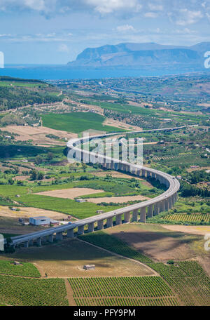 Vista panoramica del paesaggio circostante da Segesta, antica città greca in Sicilia Il sud dell'Italia. Foto Stock