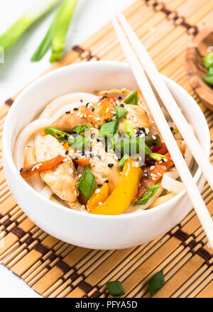 Udon soffriggere tagliatelle con pollo. Foto Stock