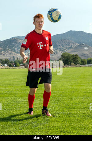 Ragazzo adolescente calci palla calcio; campi di gioco; Ben Oswald Park; Salida; Colorado; USA Foto Stock