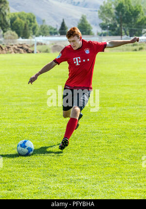 Ragazzo adolescente calci palla calcio; campi di gioco; Ben Oswald Park; Salida; Colorado; USA Foto Stock