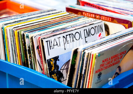 Scatole di dischi in vinile in corrispondenza di una seconda mano record shop in Sofo, Sodermalm, Stoccolma, Svezia Foto Stock