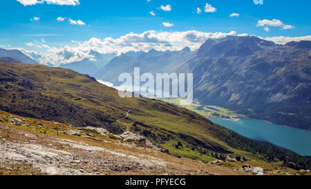 Vista panoramica sul lago di Silvaplana (o Silvaplanersee; Lej da Silvaplauna) in primo piano (lago di Sils è in background). Foto Stock