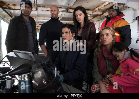 Data di rilascio: agosto 10, 2018 Titolo: Meg STUDIO: Gravità Pictures Regista: Jon Turteltaub trama: Dopo la fuga di un attacco da parte di ciò che egli sostiene era un 70-piede shark, Jonas Taylor dovrà affrontare le sue paure per salvare quanti sono intrappolati in un relitto sommergibile. STARRING: la scogliera Curtis, Jason Statham, Ruby Rose, Bingbing Li, Jessica McNamee, Page Kennedy, Shuya Sophia Cai. (Credito Immagine: © Foto di gravità/Entertainment Immagini) Foto Stock