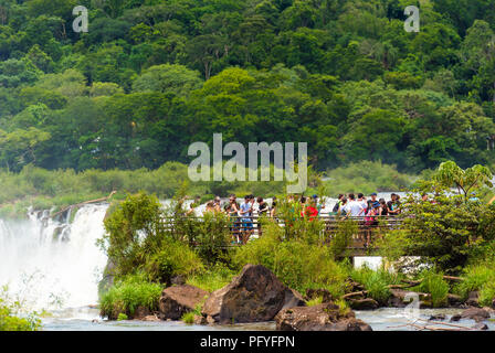 Il Brasile, Argentina - 29 dicembre 2017: vista della cascata sul fiume Iguazu. Copia spazio per il testo Foto Stock