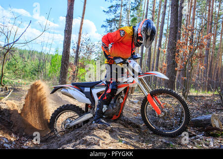 A piedi a una moto sportiva nella foresta. Foto Stock