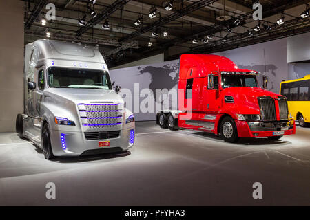 HANNOVER, GERNANY - Sep 21, 2016: Western Star 5700 e Freightliner ispirazione carrello (commerciale autonoma carrello) all'International Motor Show f Foto Stock